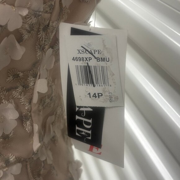 ✨ Xscape 14P Petite Nude 3D Floral Appliqué Evening Gown ✨ - Picture 4 of 8